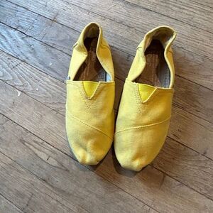 Tom’s shoes slip on size 5W